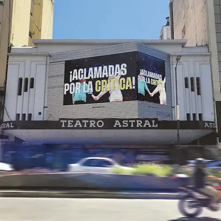 Pantalla Led doble alto impacto, instalada en ángulo en frente exterior del Teatro Astral por Multiled