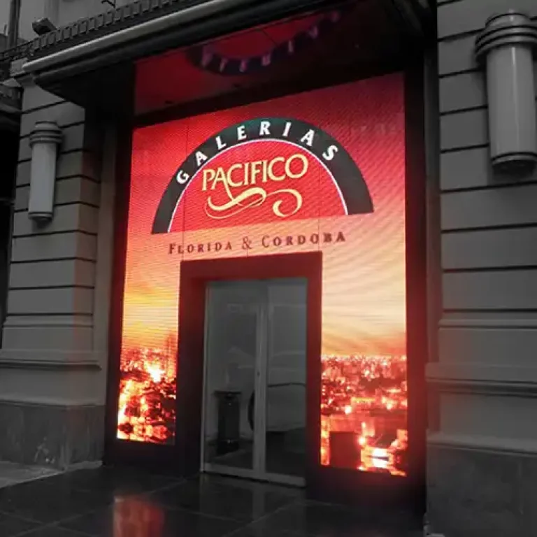 Pantalla led Multiled vidriera, desarrollada a medida, con forma de pórtico, instalada en el ingreso al patio de comidas de Galerías Pacífico, Microcentro, CABA, Argentina