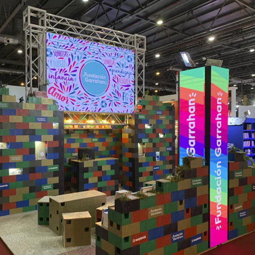 Pantalla Multiled interior elevada en truss y columna led 4 caras alto impacto alquiler para stand Garrahan Feria del libro