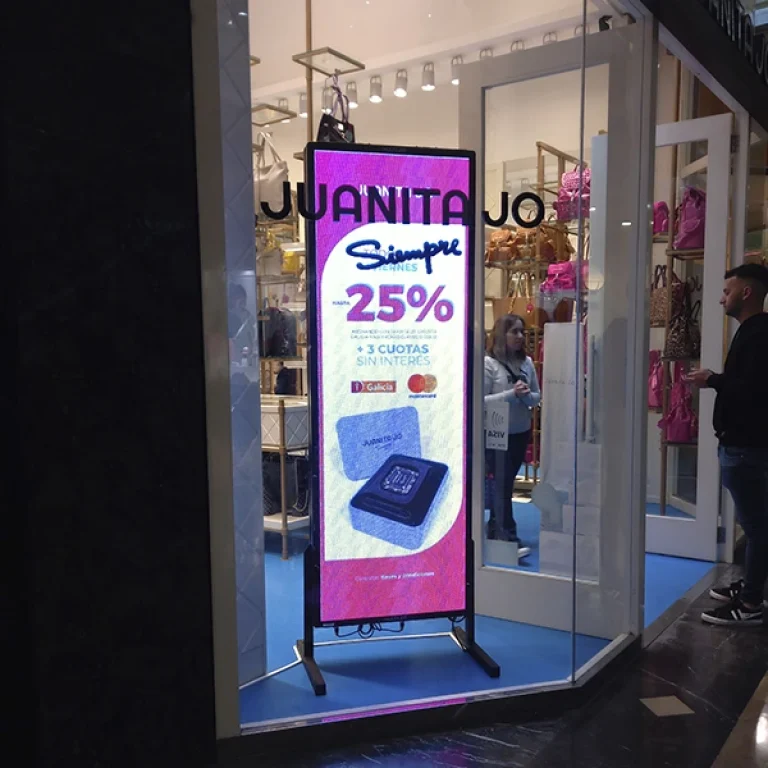 Banner Multiled vidriera Juanita Jo en shopping para exposición de variedad de productos con alto impacto aún en espacio reducido