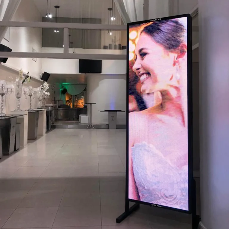 Banner Multiled en ingreso para señalización, videos y fotos de los agasajados en salón de fiestas, trasladable