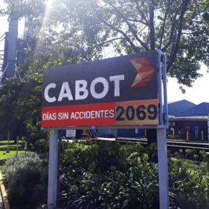 Cartel led contador de Días sin accidentes exterior personalizado, dinámico con logo y bienvenida en ingreso a fábrica Cabot