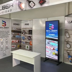 Banner Multiled interior en stand Expográfika muestrario de múltiples mensajes y productos en espacio reducido
