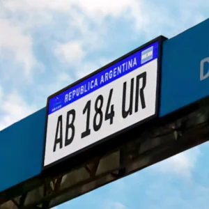 Cartel led lector de patentes reproduce la imagen de la patente leída, para control y prevención de infracciones y accidentes de tránsito