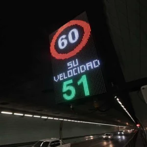 Radar de velocidad Multiled, pictograma máxima permitida, letrero preventivo de accidentes en túnel subfluvial
