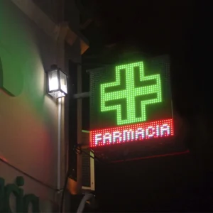 Cruz para farmacia Multiled dinámica de exterior letrero saliente comunica promociones, horarios, marcas, destaca su localización