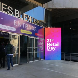 pantalla-exterior-ingreso-exposicion-retail