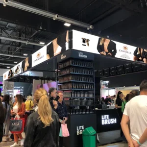 Cenefa dinámica Multiled de alto impacto dos pantallas led biseladas en ángulo perfecto en stand de Canelle