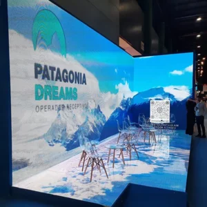 Stand inmersivo con pantallas Multiled en los laterales y piso led transitable, transmisión de videos de alto impacto y profundidad