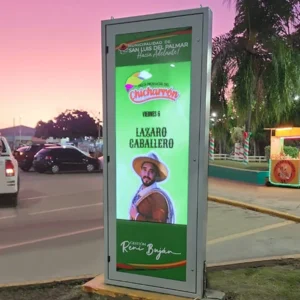 Tótem Multiled vía pública para publicidad. Pantalla led con gran calidad de imagen y resistencia climática. San Luis
