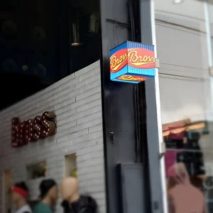 Cubo led Multiled exterior compuesto por 4 caras pantallas para promociones instalado en local de indumentaria Bross, para destacarse en zona comercial de calle Avellaneda, CABA