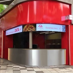 Pantalla led Curva exterior Multiled como marquesina en Pizza Data, local de venta de pizzas en el barrio chino Belgrano, CABA