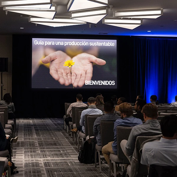 auditorio-pantalla-interior-capacitacion-corporativa