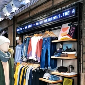 Ticker led extra largo Multiled para mensajes animados de branding y promociones en local de indumentaria