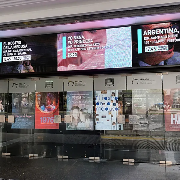 pantalla-exterior-frontal-cartelera-entretenimiento-cine-gaumont