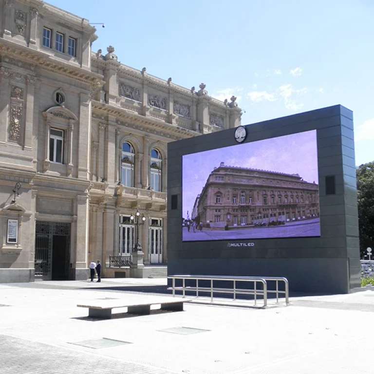 pantalla-exterior-outdoor-gigante-extrabrillo-totem-espectaculos-teatro-Colón