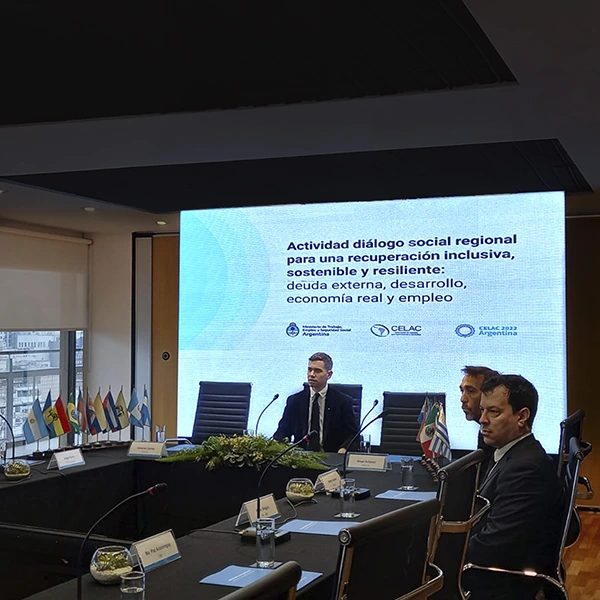 pantalla-ultradelgada-colaborativa-sala-de-Reuniones-conferencias-congresos-3