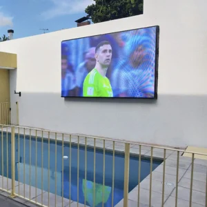 Tv led Multiled de 178 pulgadas Cinema Xperience exterior extrabrillo instalada en patio con piscina de una casa en Liniers, CABA