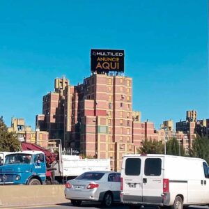 Publicidad digital Circuito Multiled en vía pública pantalla gigante sobre edificio con vista autopista peaje Dock Sud