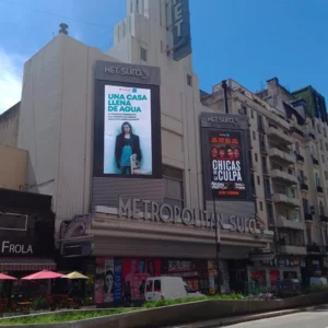Dos Pantallas led Multiled intaladas en el frente del teatro Metropolitan