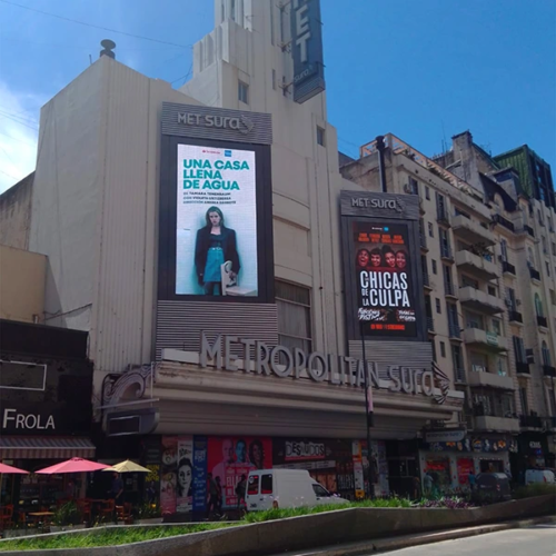 Dos Pantallas led Multiled intaladas en el frente del teatro Metropolitan