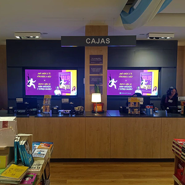 Portada - pantalla-interior-ultradelgada-detras-de-cajas-Yenni-libreria