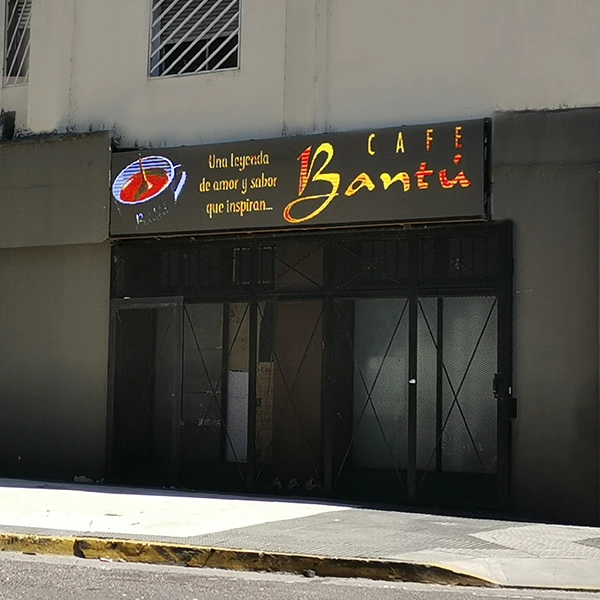 pantalla-frontal-exterior-cafetaría-bantu