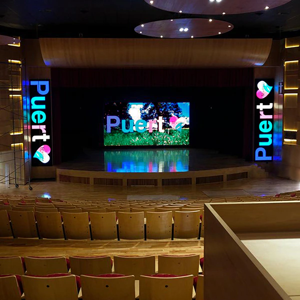 pantalla-interior-auditorio-banners-colgantes-Teatro-Puerto-San-Martín