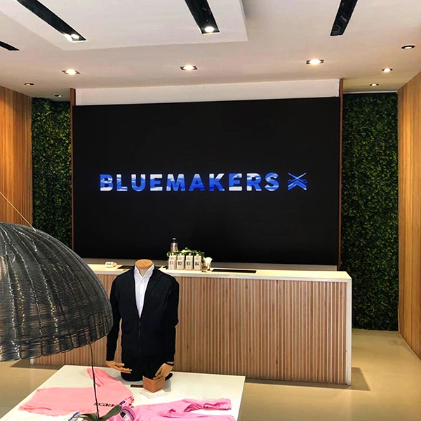 pantalla-ultradelgada-detras-de-cajas-Bluemakers-3