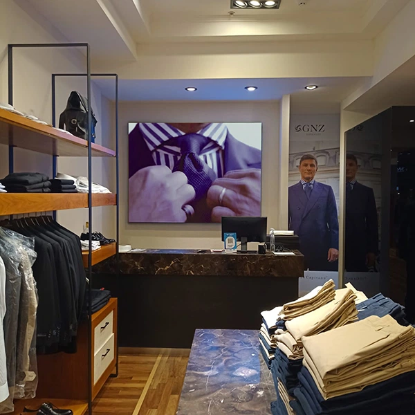 pantalla-ultradelgada-interior-indumentaria-detrás-de-cajas-P2