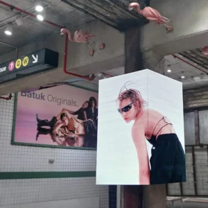 Columna Multiled para decoración tipo estación de metro y mostrar productos y promociones en local de indumentaria Batuk