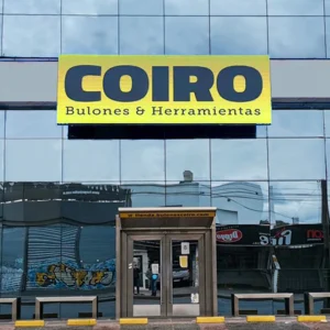 Pantalla led exterior multiled en el frente de ferretería mayorista para destacar el comercio y atraer clientes