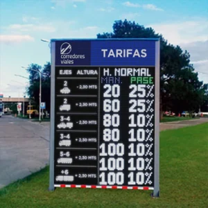 Pizarra de precios Multiled, tarifario y lista de artículos actualizables en peaje, instalada en el ingreso al costado de la autopista