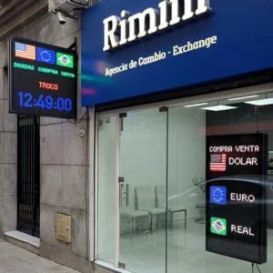 Pizarra de divisas Multiled interior extra brillo en vidriera y cartel saliente en casa de cambio Rimini, múltiples monedas