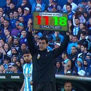 Cartel de fútbol cambio de jugadores Multiled. Extra resistente, con asas. Racing club. Sale el 11 en rojo, entra el 18 en verde