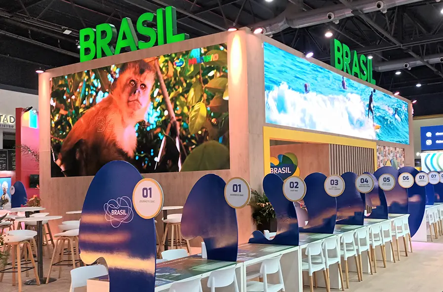 4 pantallas Multiled gigantes embutida en stand tipo isla de Brasil en Fit 2024 Alto impacto visual