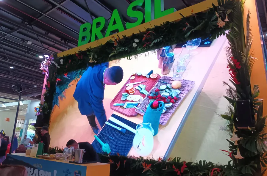 Pantalla Multiled gigante interactiva para contenidos en vivo y actividades con visitantes sobre escenario embutida en stand Brasil Fit 2024