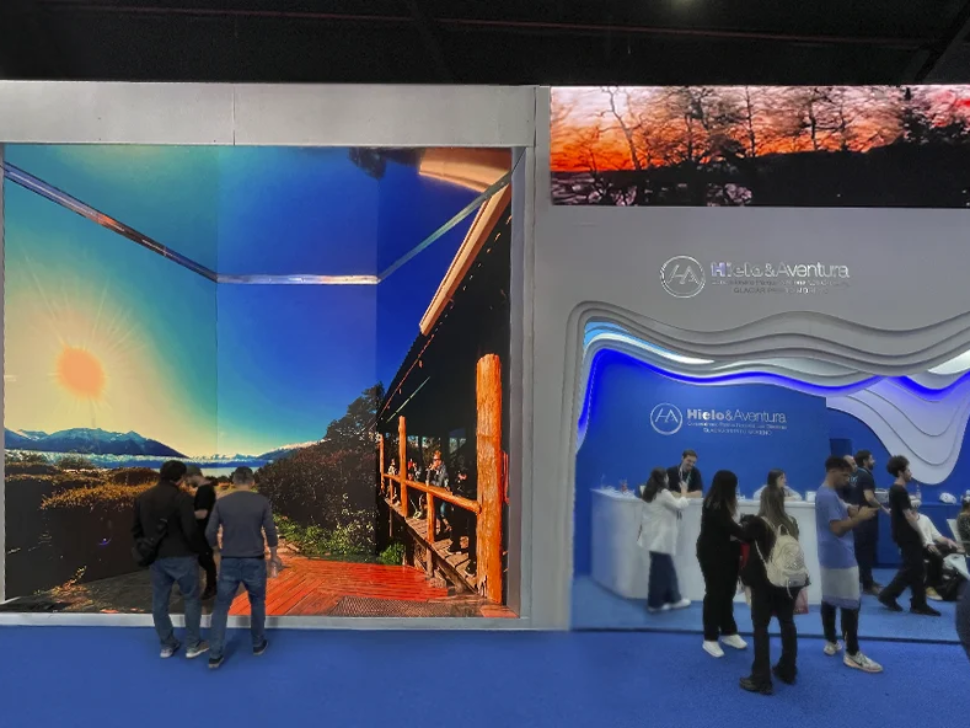 Stand inmersivo Multiled con paredes y piso Led trekking en 3D por el Glaciar Perito Moreno y cenefa en ángulo 15x3 Hielo y Aventura FIT 2024
