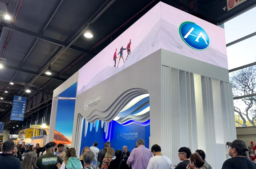 Stand inmersivo Multiled con paredes y piso Led más cenefa en ángulo 15x3 Alto impacto visual Glaciar Perito Moreno FIT 2024