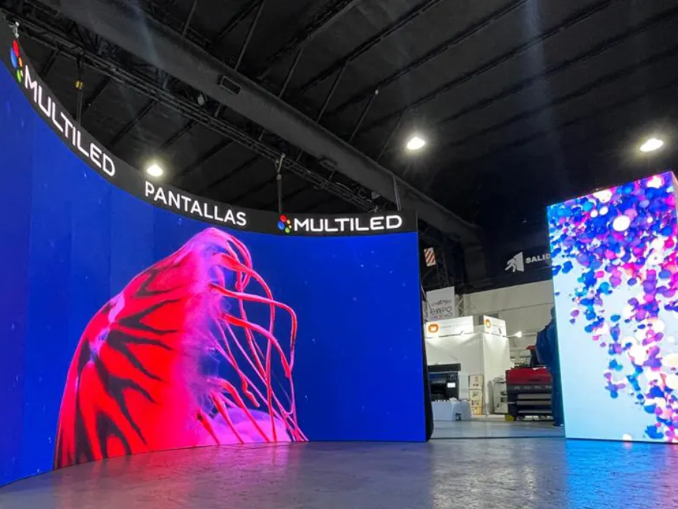 Pantalla Multiled curva cóncava con medusa fluo y columna 4 caras led Expografika