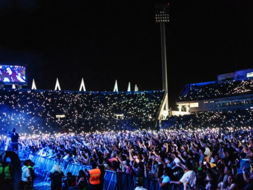 Pantalla Multiled gigante en el Estadio Bicentenario de San Juan foto nocturna colmado de gente en recital por la Fiesta del sol 2024
