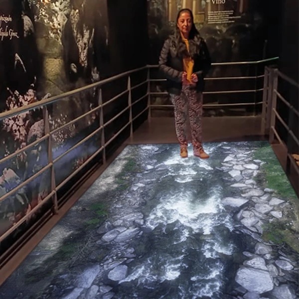 Piso Multiled transitable experiencia inmersiva en museo del vino con persona parada arriba