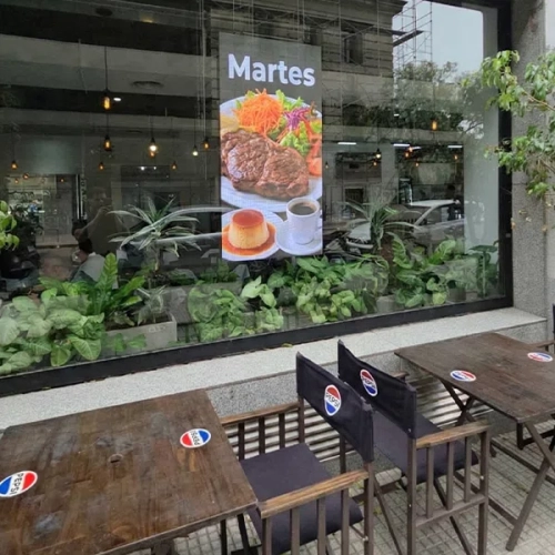 Slim LED Multiled pantalla integrada visión sol para promociones en vidriera de Gastronomía Bodegon Hispano Restaurante